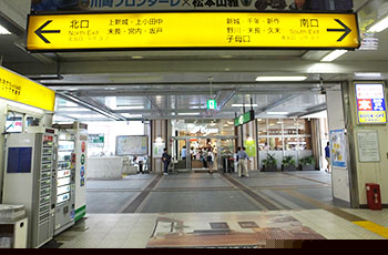 武蔵新城駅北口（改札を出て左手）より、正面の道を左折します。