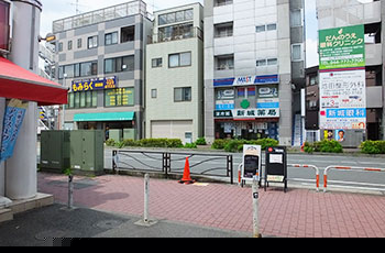 武蔵新城駅北口（改札を出て左手）より、正面の道を左折します。